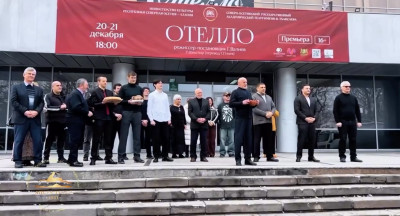 Во главе с художественным руководителем Северо-Осетинского театра Гиви Валиевым, коллектив Абхазского театра встретили в соответствии с родными обычаями гостеприимства.